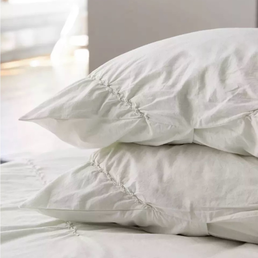 SHAMS - Urban Outfitters Set of Mint Sia Knotted Pillow shams. 22-27 NWT